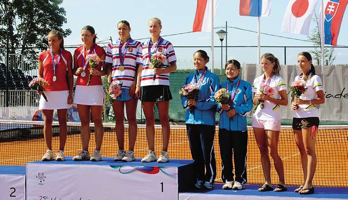 Stupeň víťazov po štvorhre žien na univerziáde – vpravo bronzový slovenský pár Katarína KACHLÍKOVÁ a Martina BABÁKOVÁ